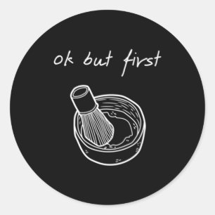 Adesivo Redondo Homens Mas Primeiro Matcha - Funny Minimalist Matc