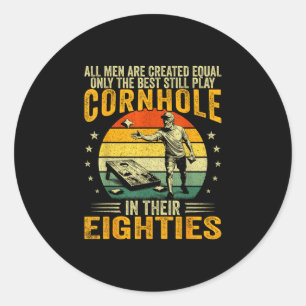 Adesivo Redondo Homens velhos jogam cornhole nos anos 80 divertido