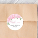 Adesivo Redondo Hydrangea Personalizada Favor de Casamento Rosa<br><div class="desc">Este belo design apresenta as flores de hidrocoloria e o seu texto personalizado. Use o modelo para preencher suas informações. O recurso "Personalizar mais" pode ser usado para alterar a fonte (tamanho,  estilo,  cor),  adicionar mais linhas de texto ou alterar o layout.</div>