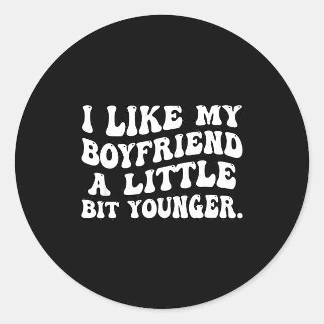 Adesivo Redondo I Like My Boyfriend A Little Bit Younger Funny Gir (Frente)