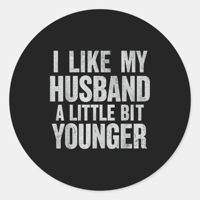 Adesivo Redondo I Like My Husband A Little Bit Younger  (Frente)