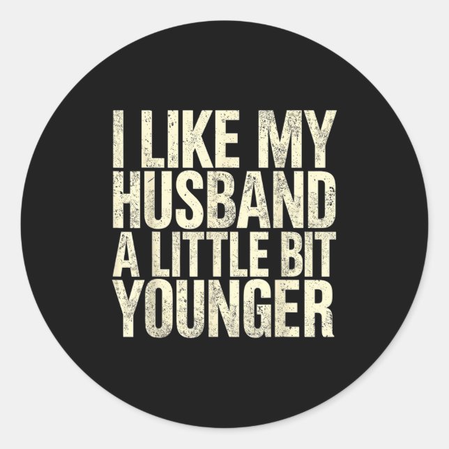 Adesivo Redondo I Like My Husband A Little Bit Younger  (Frente)