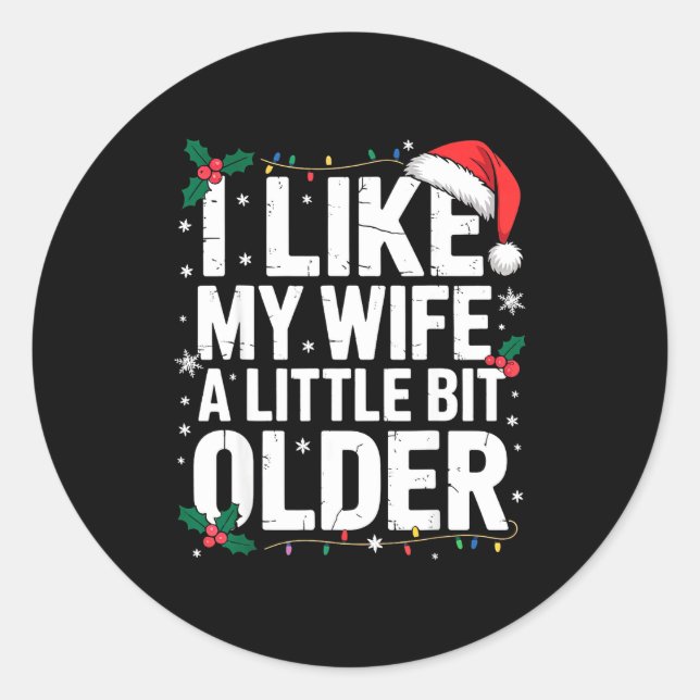 Adesivo Redondo I Like My Wife A Little Bit Older Funny Husband Ch (Frente)
