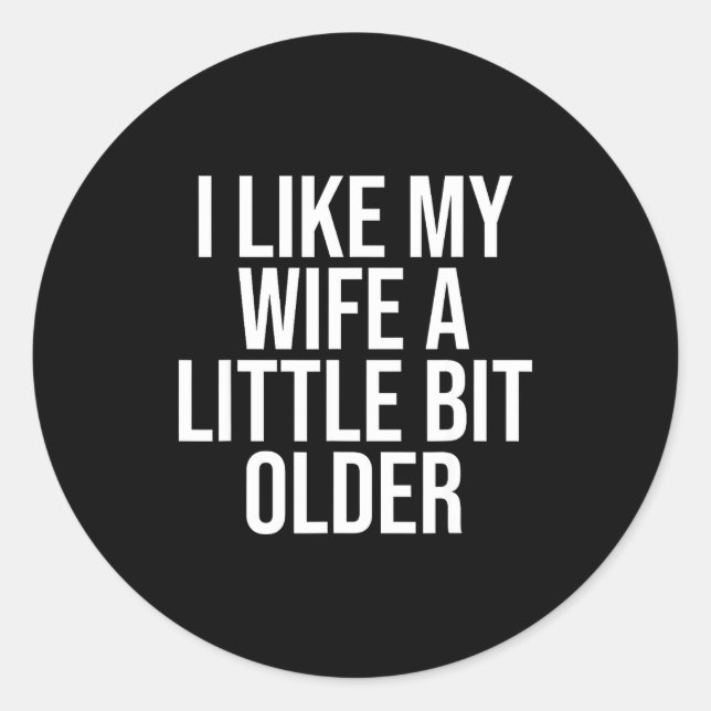Adesivo Redondo I Like My Wife A Little Bit Older Funny Husband Qu (Frente)