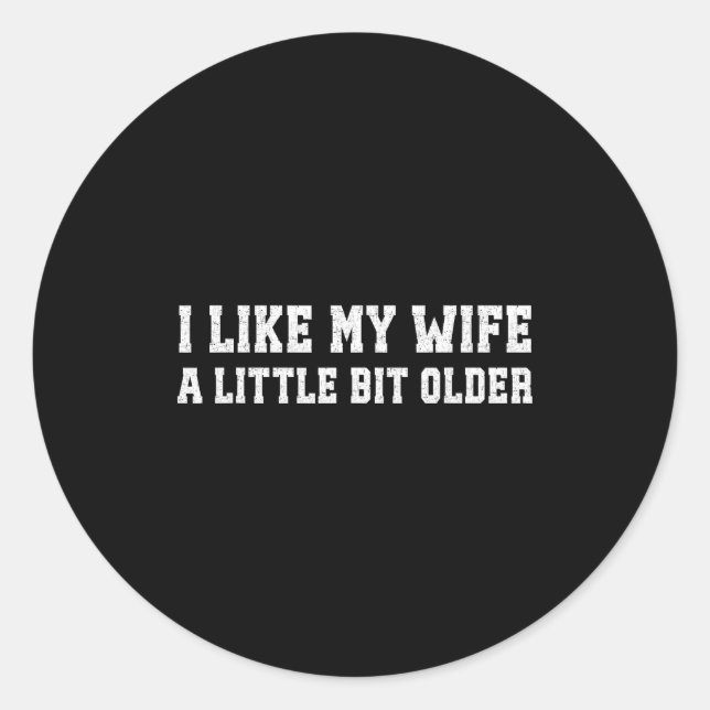 Adesivo Redondo I Like My Wife A Little Bit Older Funny Husband Sa (Frente)