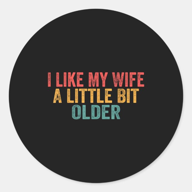 Adesivo Redondo I Like My Wife A Little Bit Older Retro Funny Sayi (Frente)