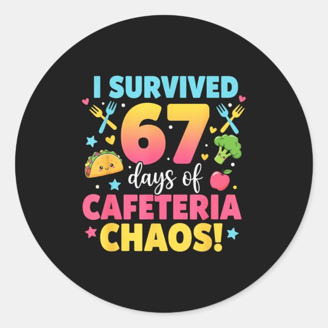 Adesivo Redondo I Survived 67 Days Of Cafeteria Chaos Meme  (Frente)