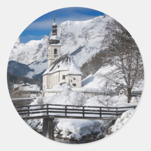 Adesivo Redondo Igreja na neve com montanhas alpes