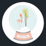 Adesivo Redondo Ilha Tropical Flamingo Christmas - Rosa<br><div class="desc">Um adesivo de inverno/Natal com ilustração de um globo de neve de flamingo dentro a rosa. Flamingo está vestindo um cachecol listrado vermelho e um chapéu enquanto tocados em uma ilha coberta de neve com duas palmeiras. A base cor-de-rosa diz,  "WARM WISHES."</div>