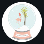 Adesivo Redondo Ilha Tropical Flamingo Christmas - Rosa<br><div class="desc">Um adesivo de inverno/Natal com ilustração de um globo de neve de flamingo dentro a rosa. Flamingo está vestindo um cachecol listrado vermelho e um chapéu enquanto tocados em uma ilha coberta de neve com duas palmeiras. A base cor-de-rosa diz,  "WARM WISHES."</div>