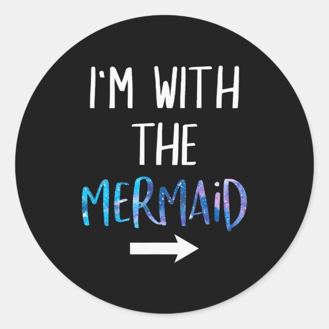 Adesivo Redondo I'm With The Mermaid Funny Lazy Mermaid Halloween  (Frente)