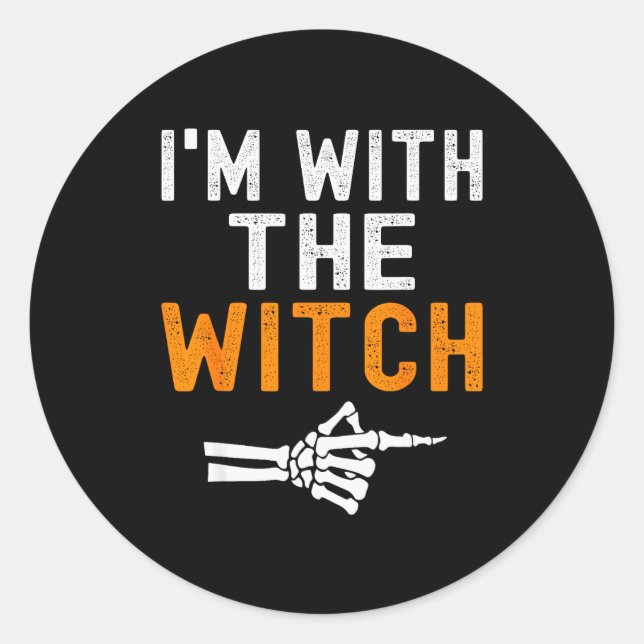 Adesivo Redondo I'm With The Witch Funny Skeleton Halloween Matchi (Frente)