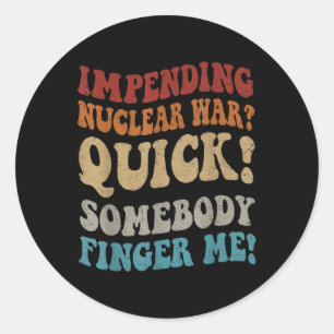 Adesivo Redondo Iminente Guerra Nuclear - Depressa Alguém Me Deita