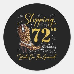 Adesivo Redondo Indo Ao Meu 72º Aniversário Com As Minhas Botas