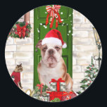 Adesivo Redondo Inglês Buldogue Christmas<br><div class="desc">O Natal do Bulldog Inglês sentado do lado de fora da casa decorada com coroa de Natal,  a árvore de Natal é uma ideia perfeita de presente de Natal para amantes de cães.</div>