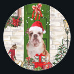 Adesivo Redondo Inglês Buldogue Christmas<br><div class="desc">O Natal do Bulldog Inglês sentado do lado de fora da casa decorada com coroa de Natal,  a árvore de Natal é uma ideia perfeita de presente de Natal para amantes de cães.</div>