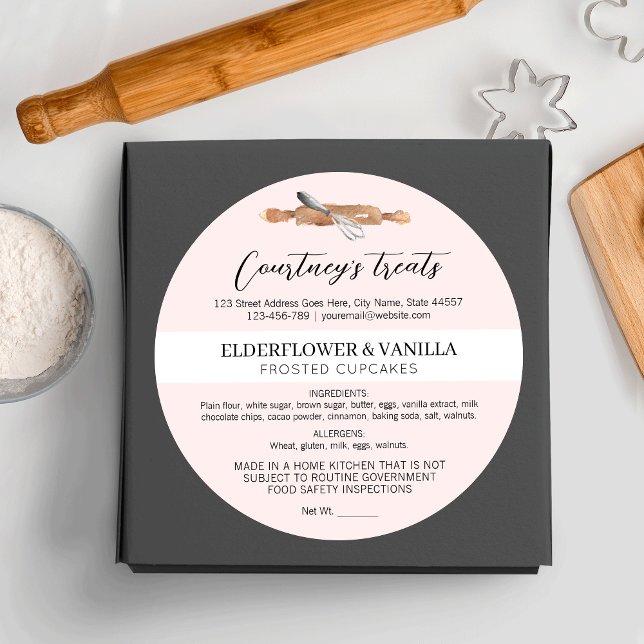 Adesivo Redondo Ingredientes da padaria inicial do Script Elegante (Add the finishing touch to your dessert boxes with this blush pink cottage law food sticker)