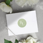 Adesivo Redondo Iniciais de Casal de Casamento Verde Mínimo<br><div class="desc">Chic e elegante. Este modelo apresenta as iniciais do casal em branco contra a cor verde-da-menta quase mole. Este adesivo acrescenta algo especial para o casamento a favor de embalagens e envelopes.</div>