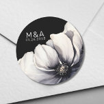 Adesivo Redondo Iniciais de Monograma Moderno Casamento Negro Flor<br><div class="desc">Design de casamento bonito e moderno de preto e flor branca. Um olhar clássico, mas caprichoso, com flores negras, cinzas e creme coloridas, com fontes brancas e letras modernas. Edite todo o texto para suas próprias informações. Você pode até mudar a cor de fundo para qualquer coisa que quiser! Eu...</div>