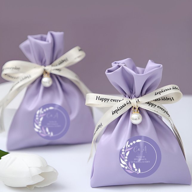 Adesivo Redondo Iniciais do Círculo de Folha Roxa (Purple Leafy Circle Initials Classic Round Sticker on a purple gift bag)