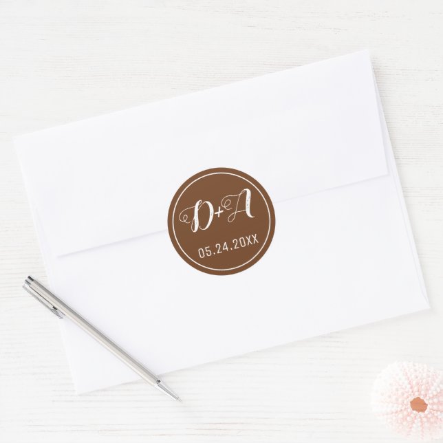 Adesivo Redondo Iniciais simples e elegantes: casamento castanho (Envelope)