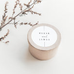 Adesivo Redondo Inline | Casamento Personalizado Mínimo Moderno<br><div class="desc">Uma bela design de casamento baseada em tipografia minimalista,  com seus nomes em letras clássicas,  junto com a moderna inscrição de acentos de guião escrita à mão.</div>