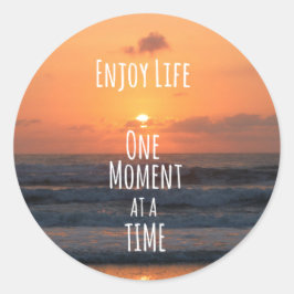 Adesivo Redondo Inspiração: Aproveite a vida: Um momento...