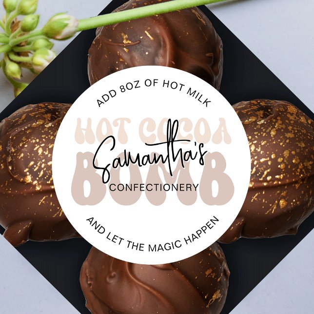 Adesivo Redondo Instruções sobre bombas de cacau quente Trendy Bei (Ho chocolate bomb stickers in a trendy beige and white design featuring retro fonts)