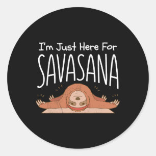 Adesivo Redondo Ioga de Preguiça. Estou Aqui Apenas Para Savasana.