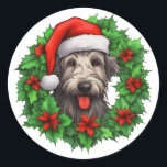 Adesivo Redondo Irlandês Wolfhound Christmas Wreath<br><div class="desc">Adicione um toque festivo à sua correspondência de férias com os nossos cartazes festivos de festas de lobo-guará de Natal! Estes autocolantes encantadores apresentam uma ilustração vibrante de uma coroa de Natal verde, com o adorável rosto sorridente de um lobo irlandês vestindo um lindo chapéu vermelho de Papai Noel no...</div>