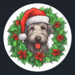 Adesivo Redondo Irlandês Wolfhound Christmas Wreath<br><div class="desc">Adicione um toque festivo à sua correspondência de férias com os nossos cartazes festivos de festas de lobo-guará de Natal! Estes autocolantes encantadores apresentam uma ilustração vibrante de uma coroa de Natal verde, com o adorável rosto sorridente de um lobo irlandês vestindo um lindo chapéu vermelho de Papai Noel no...</div>