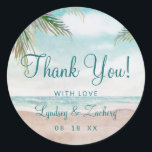 Adesivo Redondo "Island Breeze Painted Beach Wedding" Obrigado<br><div class="desc">Cena de praia pintada por brisa de ilha, com Ondas de Oceano, praia de Sandy e Palm Trees, com um belo céu azul-lacrimogênio. Com Fontes Modernas De Script De Tipografia. Uma Praia Tropical De Verão, Ou design de casamento de destino - Casamento Personalizado Obrigado Pelos Stickers! Veja meu compro para...</div>