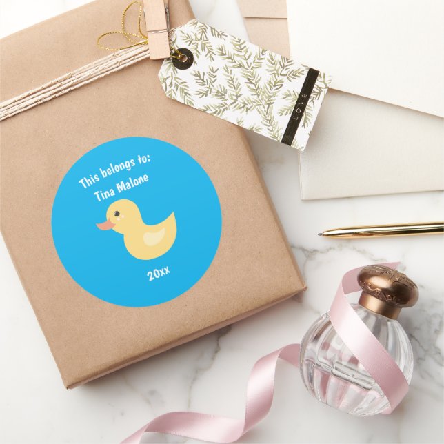 Adesivo Redondo Isto pertence ao Blue do Pato de Borracha da Escol (Presentear)