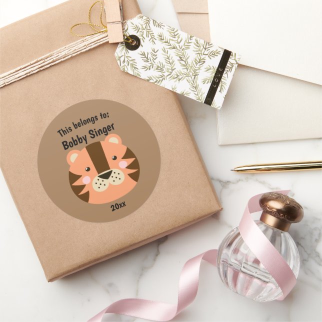 Adesivo Redondo Isto pertence ao Colégio de Tiger Brown (Presentear)