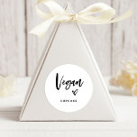 Adesivo Redondo Item Vegan | Script Casual Moderno e Favor do Cora<br><div class="desc">Esta simples e na moda é perfeita para o seu casamento moderno! Trendy, escrita casual preto e branco diz "vegan", junto com um coração elegante. Há um ponto a acrescentar ao tipo de tratamento de vegan que é, pelo que os seus convidados com preferências alimentares ou intolerâncias não serão esquecidos!...</div>