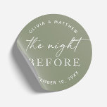Adesivo Redondo Janto de ensaio em Woodland. Sage Green Night Ante<br><div class="desc">Adicione um toque natural e úmido ao seu janto de ensaio com este adesivo verde-redondo sábio com a frase "A Noite Antes". O fundo verde quente e mudo evoca uma vibração rústica da floresta, fazer perfeito para casais planejando ao ar livre, inspirado na natureza, ou casamentos temáticos no jardim de...</div>