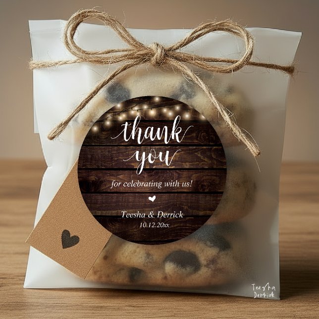 Adesivo Redondo Janto Russo Moderno De Casamento Obrigado Presente (Modern Rustic Wedding Dinner Thank You Gifts Classic Round Sticker cute heart Wood String Lights)
