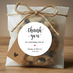 Adesivo Redondo Janto Russo Moderno De Casamento Obrigado Presente<br><div class="desc">Moderno casamento Russo Obrigado Presente Clássico a favor Round Sticker,  em roteiro limpo,  pequeno coração vermelho bonito,  com assinatura de noiva e noiva e data de casamento,  tema preto e branco.</div>