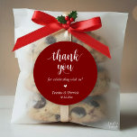 Adesivo Redondo Janto Russo Moderno De Casamento Obrigado Presente<br><div class="desc">Modern Wedding Rustic Obrigado Oferece o clássico favor Round Sticker,  em roteiro limpo,  pequeno coração vermelho bonito,  com assinatura de noiva e noivo e data de casamento,  tema brilhante de vinho tinto profundo.</div>