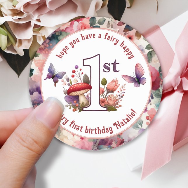 Adesivo Redondo Jardim de Borboleta Encantada de Fada Primeiro Ani (Fairycore Fairy First Birthday Stickers with Mushroom and Butterflies.)