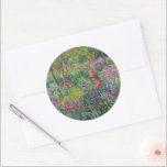 Adesivo Redondo Jardim Íris Em Giverny Por Claude Monet<br><div class="desc">O Jardim Íris em Giverny pintado por Claude Monet. Cerca de 1900. Esta imagem está no dominio público.</div>