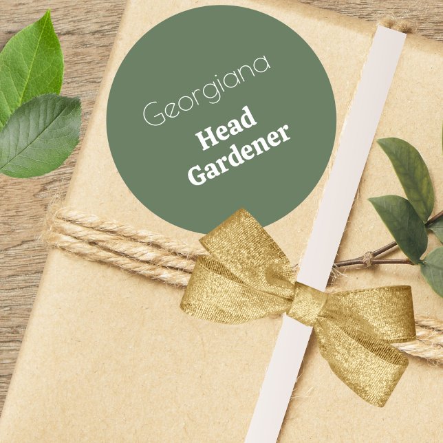 Adesivo Redondo Jardineiro Personalizado Nome Funny Gardening (A personalized green and white sticker for garden lovers, with Head Gardener caption)