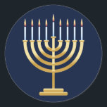 Adesivo Redondo Jewish Chanukah menorah<br><div class="desc">Porta-velas judaica com velas em fundo azul.</div>