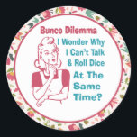 Adesivo Redondo Jogador de Retro do Bunco Floral Funny<br><div class="desc">O curioso jogador Bunco tem um dilema a resolver: "Me pergunto por que não posso falar e rodar dados ao mesmo tempo?" Design com flores florais cor-de-rosa. Perfeito para as próximas garotas da noite de jogo Bunco.</div>