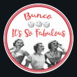 Adesivo Redondo Jogadores De Retros Da Bunco Funny<br><div class="desc">Vestido e camponês de Bunco para seus convites e decoração de festas. Três jogadores fabulosos estão todos sorrindo como dizem: Bunco É tão fabuloso. Design vermelho divertido com três dados de sorte.</div>