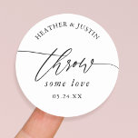 Adesivo Redondo Jogue um Favor de Casamento Confetti<br><div class="desc">Jogue alguns bonitos Confetti Favor Stickers</div>