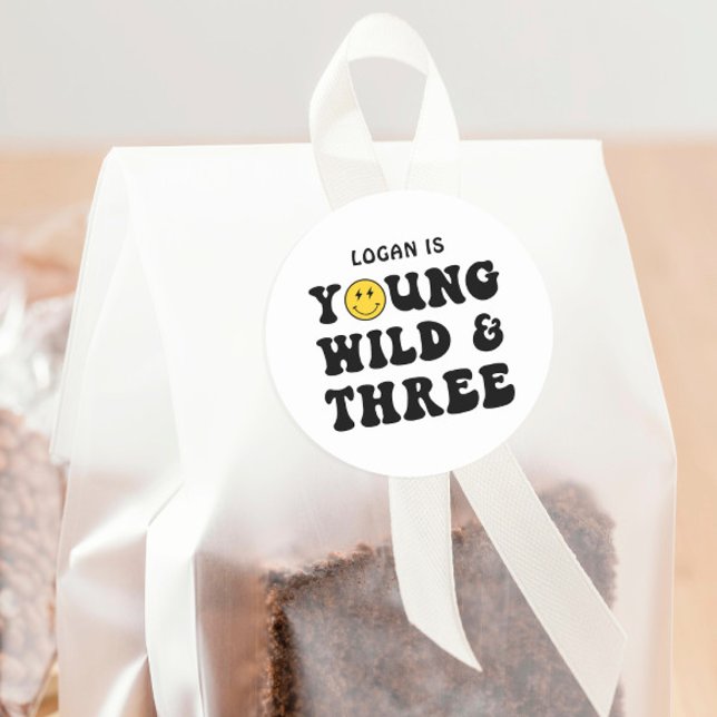 Adesivo Redondo Jovem Selvagem e aniversário de 3 anos de Três Men (Criador carregado)