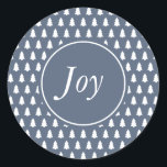 Adesivo Redondo Joy Christmas Tree Pattern Blue White<br><div class="desc">Padrão branco da árvore de Natal sobre fundo azul com o texto 'Joy' na tipografia moderna. Se precisar de ajuda,  entre em contato conosco na nossa loja.</div>