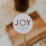 Adesivo Redondo Joy Christmas Wreath Family Name<br><div class="desc">Linda terra verde cheia de etiquetas de nome personalizadas "Joy".</div>