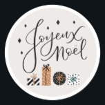 Adesivo Redondo Joyeux Noel Merry Christmas Gift Label Sticker<br><div class="desc">Apresente seus presentes e cartões de natal nesta temporada de festas - Este conjunto de adesivos apresenta uma saudação escrita à mão em um presente caprichoso e design de estrelas.</div>
